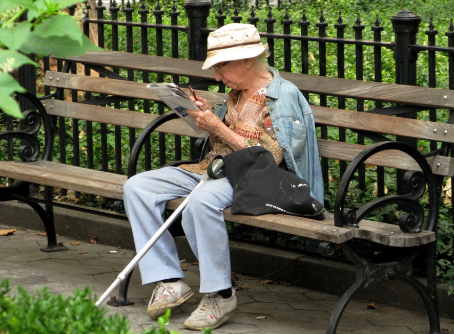 Chorzy na samotność w kolejce do lekarza - jak pomóc polskim seniorom