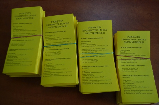 W gminie Niemodlin mieszka nieco ponad 13 tys. osób - dla tych w starszym wieku urząd wydał informtor. Fot. UM Niemodlin Opolska gmina postawiła na tradycyjny druk - wyszedł informator dla starszych
