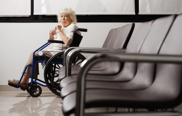 Zanim osoba z niepełnosprawnością otrzyma zasiłek, mija dużo czasu, czasem nawet rok. Fot. Shutterstock Niepełnosprawni wcześniej niż teraz zyskają prawo do zasiłku stałego
