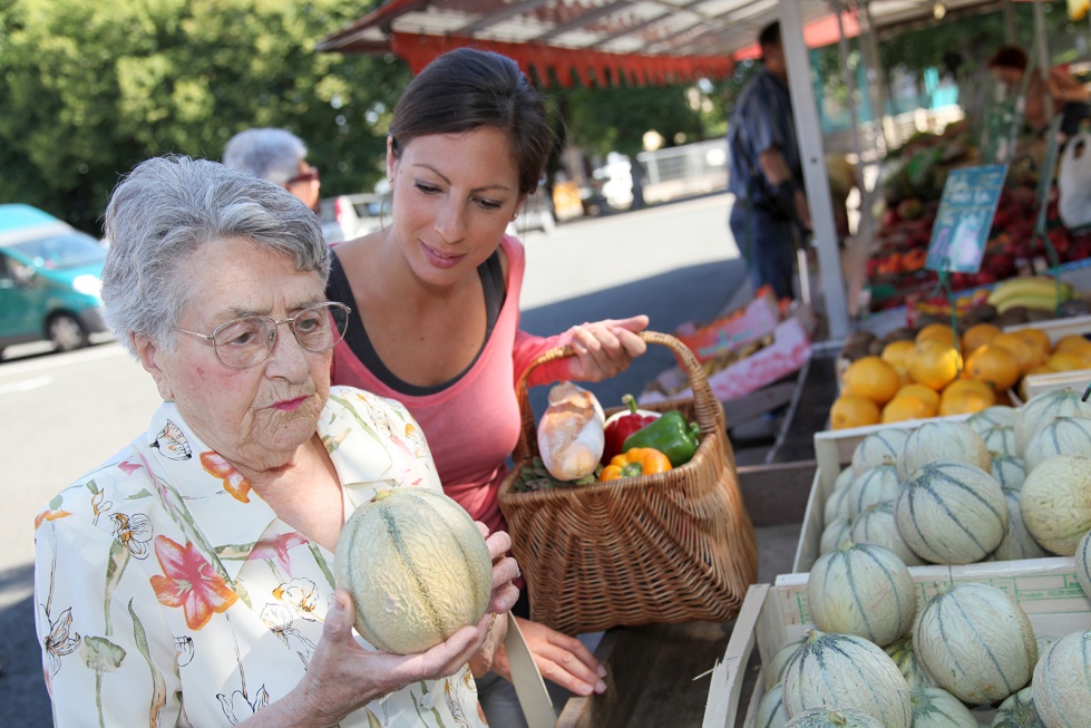 W konkursie "Potrzebni sąsiedzi" zostaną wyróżnione osoby, które angażują się w pomoc sąsiedzką na rzecz seniorów. Fot. Shutterstock ISP nagrodzi tych, którzy pomagają starszym sąsiadom