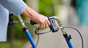 Wózki inwalidzkie, laski, kule, balkoniki: jak je otrzymać w ramach refundacji?