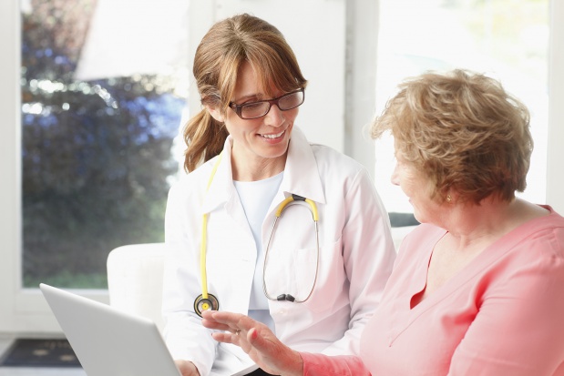 Fot. Shutterstock Chodzenie po schodach: rekomendowane szczególnie kobietom po menopauzie