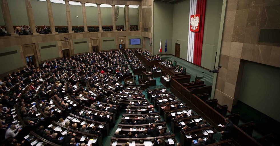 Za uchwaleniem ustawy o obniżeniu wieku emerytalnego zagłosowało 262 posłów. Przeciw było 149, a 19 się wstrzymało.Fot. KPRM/ Flickr.com (CC BY-NC-ND 2.0) Sejm obniżył wiek emerytalny. Przywracanie sprawiedliwości czy droga do katastrofy?