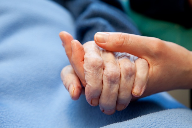 Według danych resortu zdrowia w Polsce funkcjonuje 115 hospicjów stacjonarnych, 839 hospicjów domowych oraz 11 dziennych ośrodków opieki paliatywnej lub hospicyjnej. Fot. Fotolia Opieka paliatywna w Sejmie: twarde dane kontra rzeczywiste problemy
