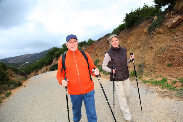 Podczas godzinnego marszu z kijkami nordic walking możemy spalić nawet 400 kcal. Fot. Shutterstock W kilku polskich miastach instruktor za darmo nauczy chodzenia z kijkami