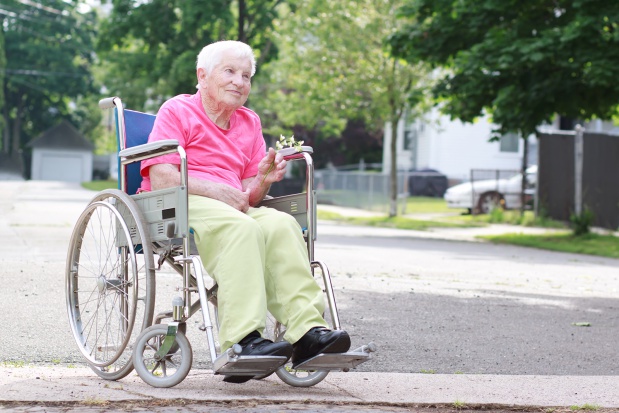 Seniorzy dysponują często sporą ilością czasu, wiedzą oraz doświadczeniem, którym mogliby się podzielić z innymi. Fot. Shutterstock Pełnomocnik rządu ds. niepełnosprawnych: warto wspierać wolontariat seniorów