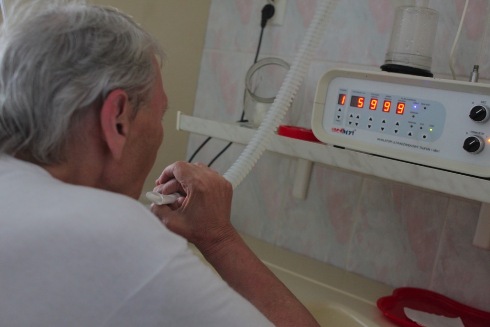Inhalacje mogą być użyteczne w leczeniu nieżytów górnych dróg oddechowych, pomagają w zapaleniach oskrzeli, zatok, pylicy płuc, astmie oskrzelowej czy niedoczynności tarczycy. Fot. PTWP Jastrzębie-Zdrój: darmowe inhalacje w Parku Zdrojowym