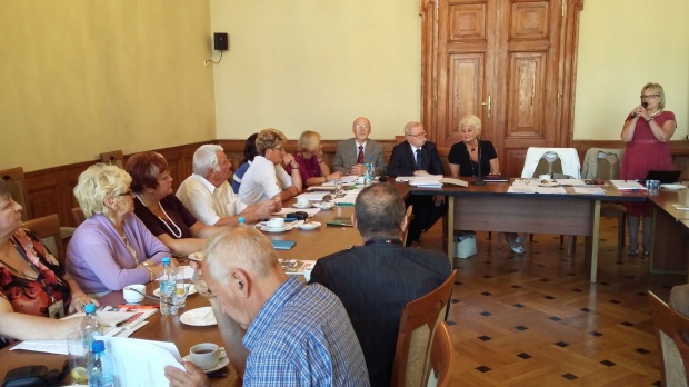 Członkowie Rady Krakowskich Seniorów udowadniają, że osoby starsze chcą uczestniczyć w podejmowaniu decyzji, które często ich samych bezpośrednio dotyczą. Fot. Rada Krakowskich Seniorów W Krakowie realizują projekt „Potrzebny Aktywny Senior”