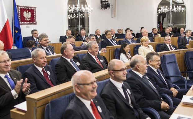 Minister zdrowia Konstanty Radziwiłł zwrócił uwagę na starzenie się społeczeństwa; mówił, że "faktem jest kiepski dostęp do leków" w Polsce. Fot. KPRM/Flickr.com Senat za darmowymi lekami dla seniorów 75+