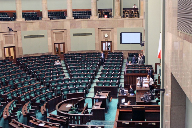 Według szacunków MSWiA, obniżonych zostanie ponad 18 tys. emerytur policyjnych, ponad 4 tys. policyjnych rent inwalidzkich i ponad 9 tys. rent rodzinnych. Fot. archiwum Sejm: w piątek debata nad "ustawą dezubekizacyjną"