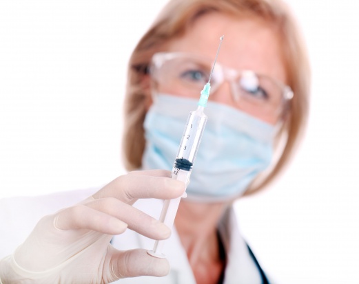 Szczepienia przeciw grypie dla seniorów: kolejne samorządy wykładają środki