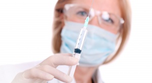 Szczepienia przeciw grypie dla seniorów: kolejne samorządy wykładają środki