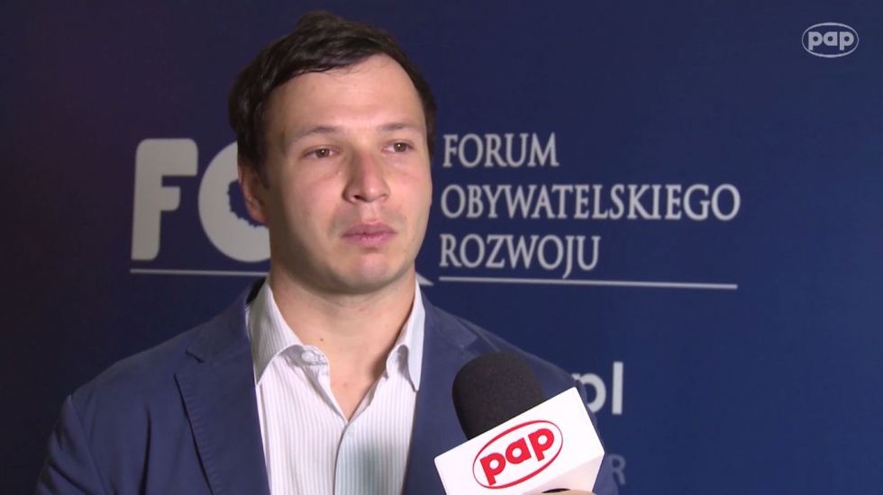 Niższy wiek emerytalny oznacza niższe świadczenia. Na zdj. ekonomista Aleksander Łaszek. Fot. PAP Ekspert: 67 lat to minimum, będziemy jeszcze podnosić wiek emerytalny