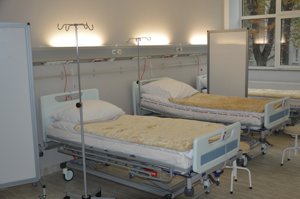 Na zdj. trzyłóżkowa sala chorych. Fot. Szpital Wolski Nowy oddział geriatryczny w Szpitalu Wolskim - zobacz zdjęcia