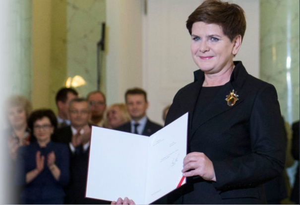 Na zdj. Beata Szydło, w momencie powołania na nowego Prezesa Rady Ministrów. Fot. PiS Szydło: podtrzymujemy obietnicę obniżenia wieku emerytalnego