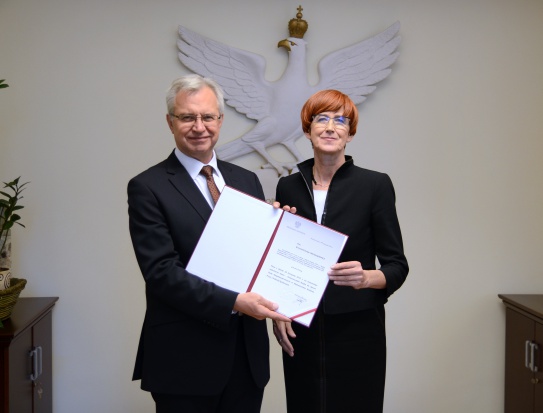 Na zdj. wiceszef MRPiPS Krzysztof Michałkiewicz. Fot. MPiPS Michałkiewicz: ograniczanie praw osób niepełnosprawnych - nadużywane