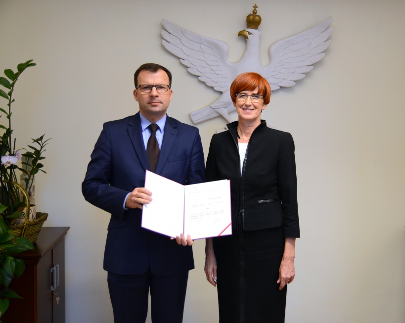 Jednym z trzech wiceministrów powołanych już przez Elżbietę Rafalską jest Marcin Zieleniecki. Odpowiadał będzie za departament ubezpieczeń społecznych. Fot. MPiPS Nowi wiceministrowie rodziny, pracy i polityki społecznej z oficjalnymi nominacjami