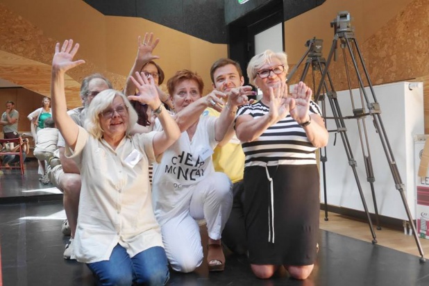 Na zdj. seniorzy na warsztatach filmowych. Fot. Pracownia Filmowa Cotopaxi (zdjęcie ilustracyjne) Festiwal Niezależnej Twórczości Filmowej Osób Dojrzałych - w grudniu