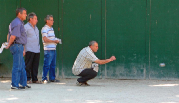 Na łódzkim podwórku gra się w tradycyjne gry podwórkowe wywodzące się z różnych stron świata - np. w boule. Fot. David Becker/Flickr.com (CC BY-ND 2.0) Łódź: emeryci grają w boule ze środków z budżetu obywatelskiego
