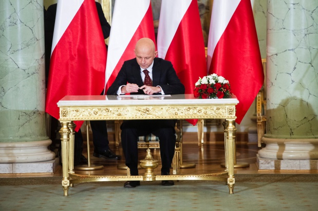 Na zdj. minister finansów Paweł Szałamacha na zaprzysiężeniu rządu. Fot. Paweł Pawłowski PTWP Minister finansów: obniżenie wieku emerytalnego musi poczekać