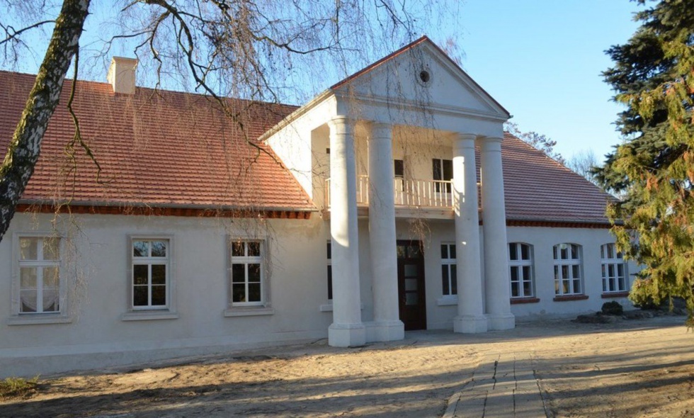 W obecnej lokalizacji domu Senior-WIGOR w Sośnicy dawniej znajdowała się m.in. szkoła podstawowa. Fot. UM Dobrzyca Wielkopolskie: nowy dom Senior-WIGOR w dworku z XVIII wieku