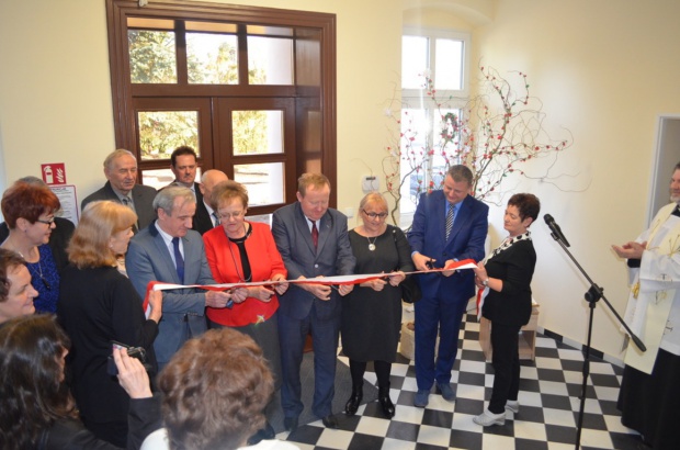 MRPiPS dofinansowało w 2015 r. 99 projektów w programie Senior-WIGOR. Na zdj. otwarcie Domu Senior-WIGOR w Sośnicy Fot. UM w Dobrzycy Uwagi do Senior-WIGOR: krótkie terminy, niska dotacja, za mało opiekunów, ale...