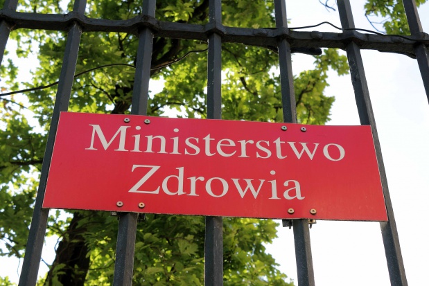 Związkowcy domagają się podwyżki wynagrodzeń wszystkich pracowników zatrudnionych w placówkach ochrony zdrowia. Fot. Lukas Plewnia/Flickr.com (CC BY-SA 2.0) Związkowcy okupują budynek resortu zdrowia, chcą rozmawiać z premier