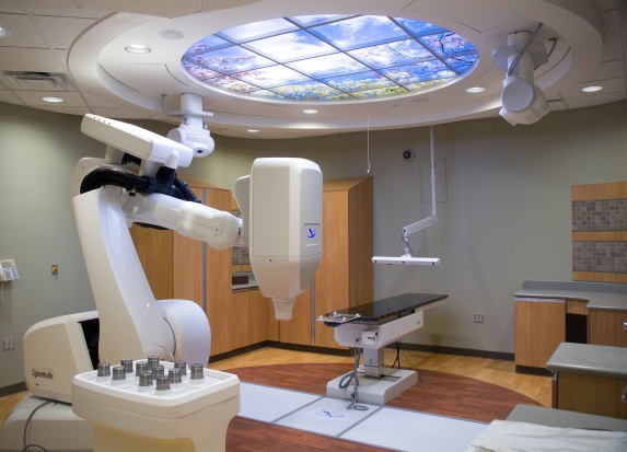 Cybernetyczny nóż CyberKnife ma pomóc chorym na parkinsona w walce z drżeniem rąk. Fot. Saginaw Future Inc./Flickr.com (CC BY 2.0) (zdjęcie ilustracyjne) Cybernetyczny nóż wyeliminuje drżenie rąk u chorych na parkinsona?