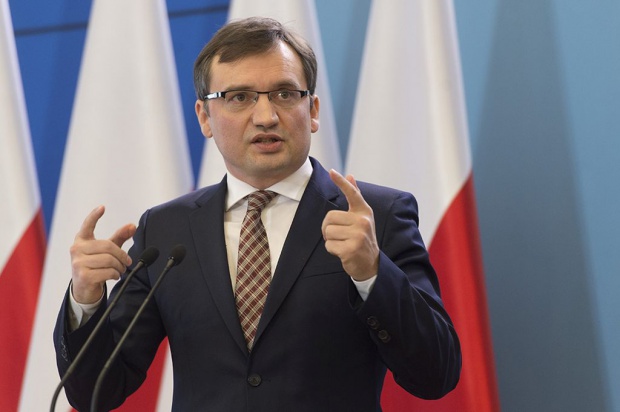 Według resortu sprawiedliwości każdy obywatel powinien mieć prawo do skutecznej obrony, gdy napastnik wdziera się do jego domu czy mieszkania. Fot. Kancelaria Premiera/Flickr.com Zbigniew Ziobro: "mój dom, moja twierdza - każdy będzie mógł się skutecznie obronić"