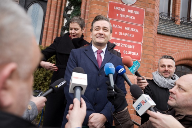 Robert Biedroń udostępnił mieszkańcom broszurę o finansach Słupska. Fot. UM Słupsk Biedroń stawia na przejrzystość budżetu Słupska. Co dla seniorów?