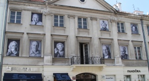 Warszawa: okna kamienicy przy Nowym Świecie z portretami seniorów