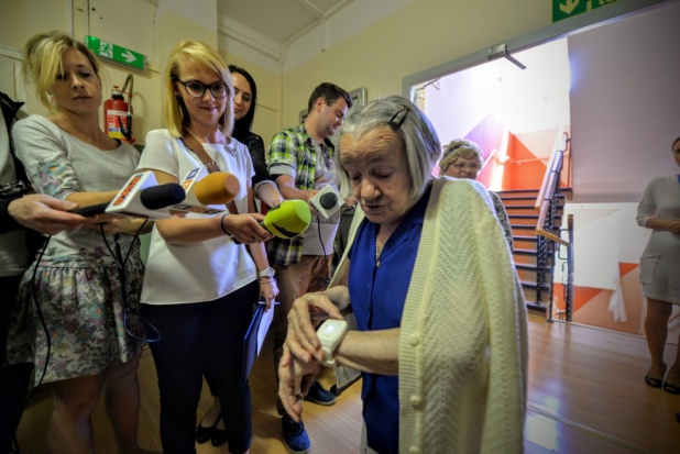 Fot. materiały prasowe (zdjęcie ilustracyjne) Łódź: magistrat rozda seniorom 2 tys. opasek ratujących życie