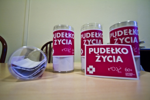 Osoby starsze, schorowane, samotne umieszczają w pudełku życia najważniejsze informacje o sobie. Fot. www.seniorzy.uml.lodz.pl (zdjęcie ilustracyjne) Białystok: seniorzy dostaną pudełko, które może uratować życie