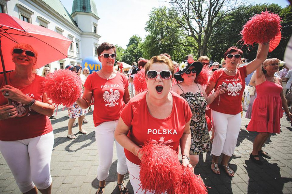 Uczestnicy Parady Seniorów wzieli także udział w Pikniku Pokoleń pod Zamkiem Ujazdowskim w Warszawie. Fot. Magdalena Starowieyska, Darek Golik 8 tysięcy osób z 70 miejscowości. Parada Seniorów na zdjęciach