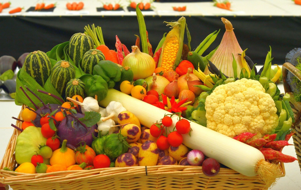 Dieta seniorów powinna być bogata głównie w produkty pochodzenia roślinnego, jak i chude mięso, ryby i nabiał. Fot. Micolo J/Flickr.com (CC BY 2.0) Dieta dla seniora. Podstawowe zasady