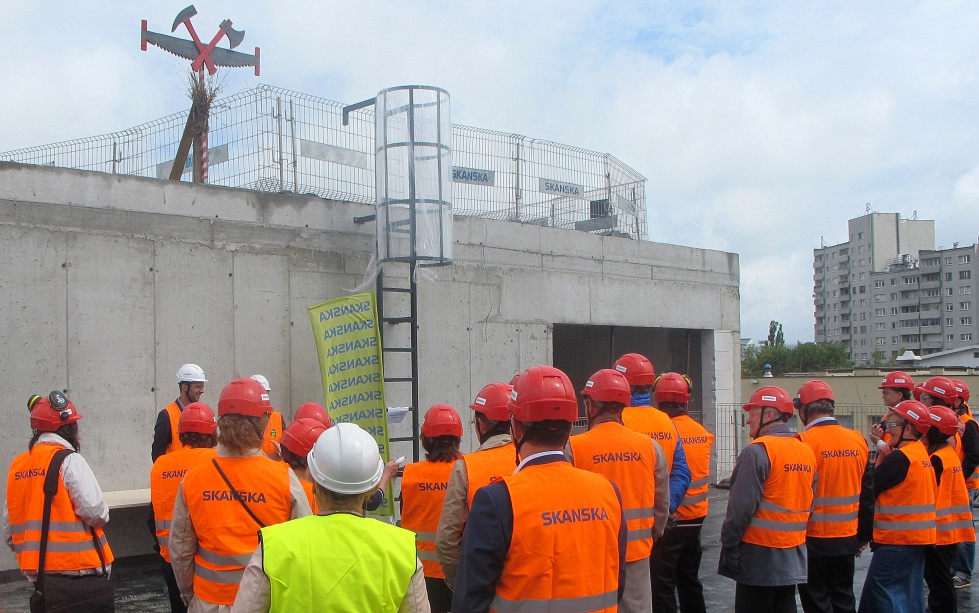 Na zdj. Międzypokoleniowe Centrum Edukacji - wiecha nad budowanym w stołecznym Wilanowie obiekcie. Fot. materiały prasowe Wiecha nad stołecznym Międzypokoleniowym Centrum Edukacji
