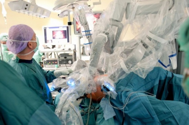 Chory gruczoł prostaty usunięto za pomocą robota. To pierwsza taka operacja w Warszawie