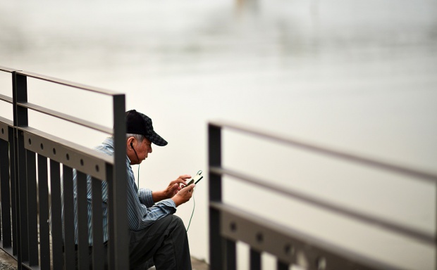 Badanie: najstarsi internauci stają się coraz bardziej mobilni