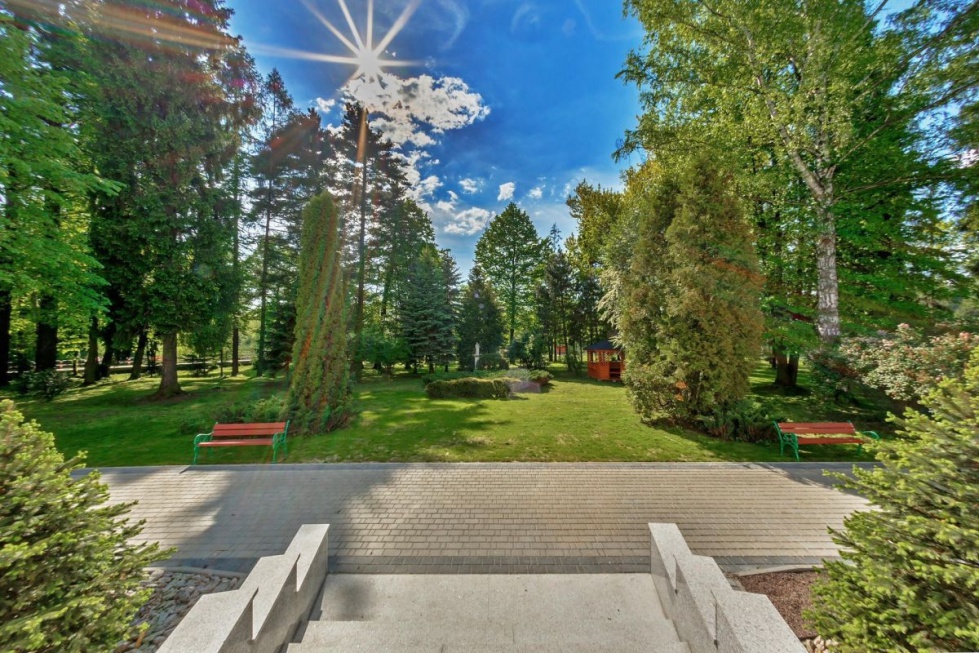 Widok na park Pałacu Seniora Stary Klasztor. Fot. www.palacseniora.pl Klimatyczny dom seniora w górskim klasztorze. Zobacz, jak wygląda