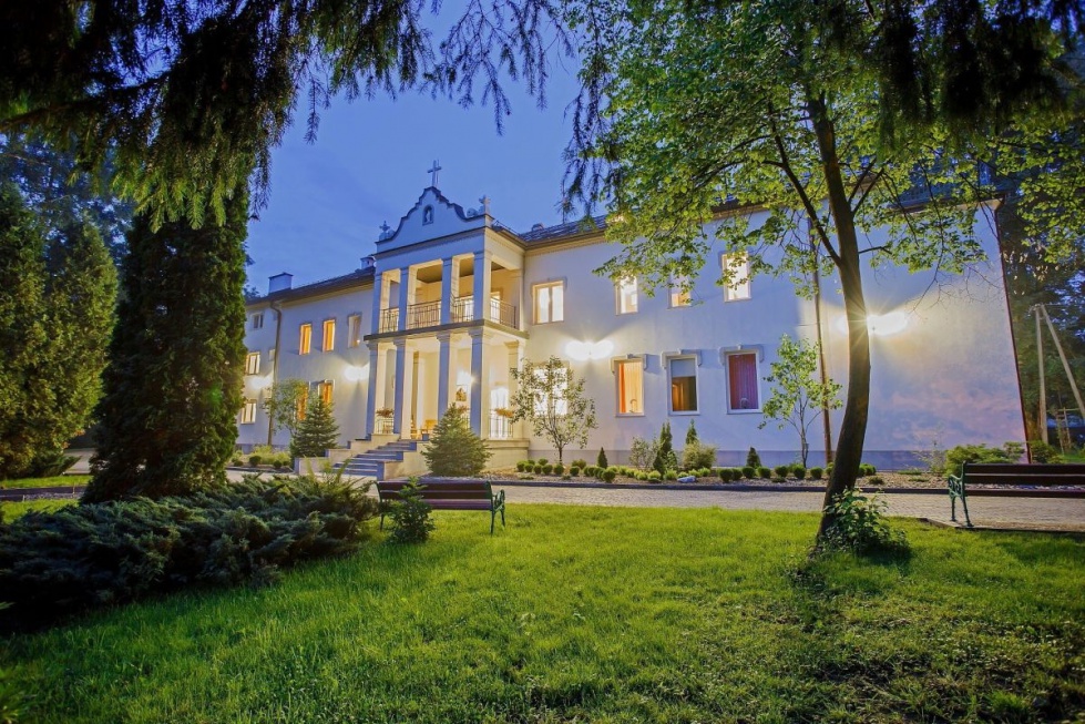 Wejście do Pałacu Seniora Stary Klasztor. Fot. www.palacseniora.pl Klimatyczny dom seniora w górskim klasztorze. Zobacz, jak wygląda