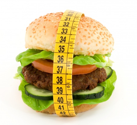 W ramach walki ze starzeniem się eksperci zalecają ograniczenie liczby spożywanych kalorii do ok. 1800 kcal dziennie. Fot. Fotolia Chcesz żyć dłużej? Ogranicz kalorie, cukier i dbaj o więzi społeczne