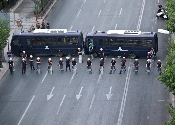 Grecja: emeryci próbowali przewrócić autobus, policja użyła gazu