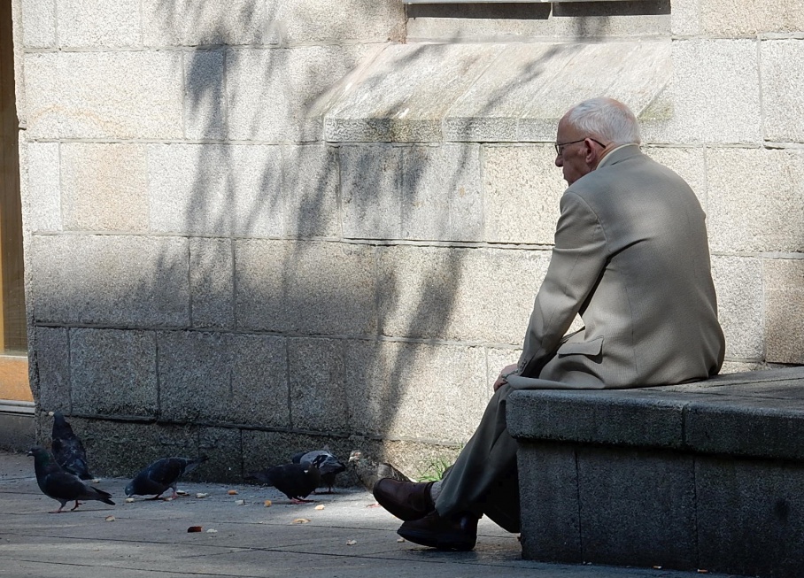 Według CBOS dyskryminacja ze względu na wiek najczęściej ujawnia się w miejscach publicznych: na ulicy, w sklepach, środkach komunikacji. Fot. Michael Coghlan/Flickr.com (CC BY-SA 2.0) Na złe traktowanie ze względu na wiek narażeni są szczególnie chorzy, niepełnosprawni i ubożsi 75+