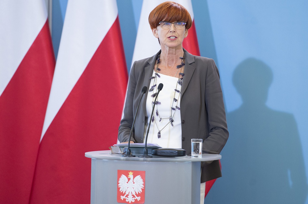 Na zdj. Elżbieta Rafalska, minister rodziny, pracy i polityki społecznej Rafalska: mamy problem nielegalnych domów opieki, działających w szarej strefie