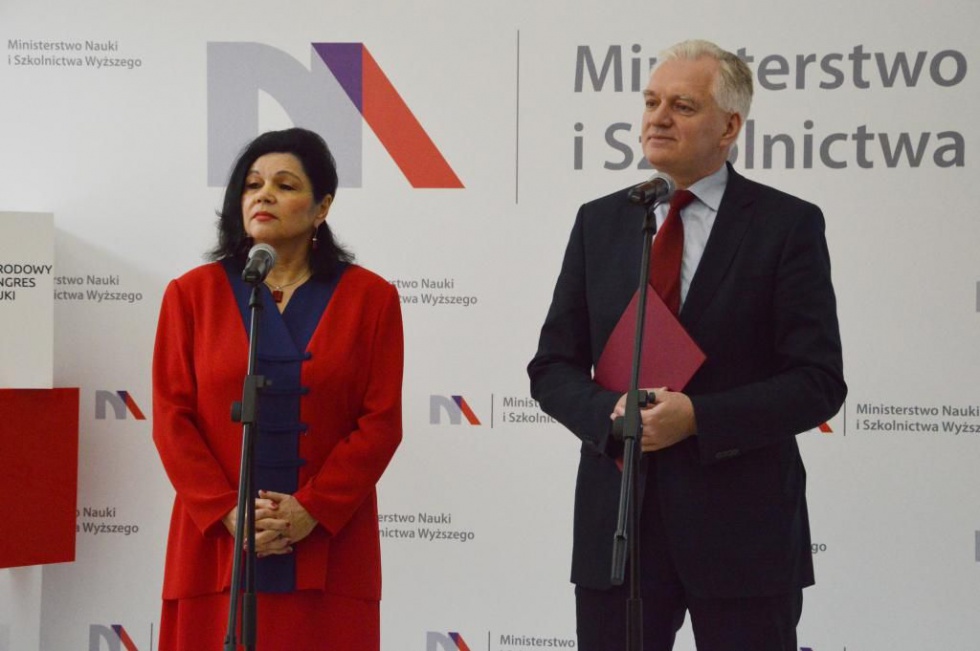 Na zdj. Jarosław Gowin, minister nauki i szkolnictwa wyższego oraz prof. Krystyna Leśniak-Moszczuk z Mieleckiego Uniwersytetu Trzeciego Wieku. Fot. MNiSW Uniwersytety Trzeciego Wieku po raz pierwszy dostaną wsparcie ministerstwa nauki