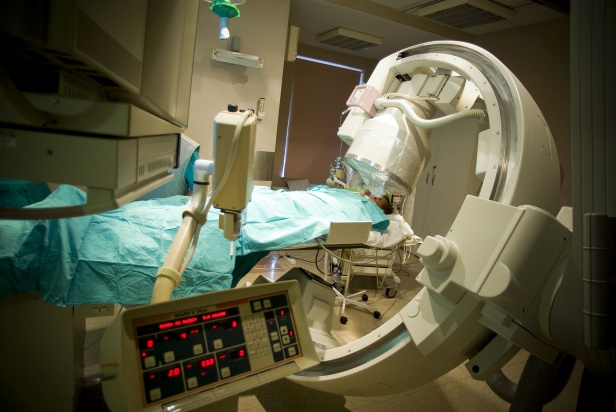 Na zdj. zabieg z wykorzystaniem angiografu - lekarze sprawdzają, czy nastąpiła śmierć mózgu pacjenta przed decyzją w sprawie pobrania narządów do przeszczepu. Fot. Piotr Waniorek/zelaznastudio.pl Śmierć mózgu będzie stwierdzać mniej lekarzy. Prezydent podpisał nowelę