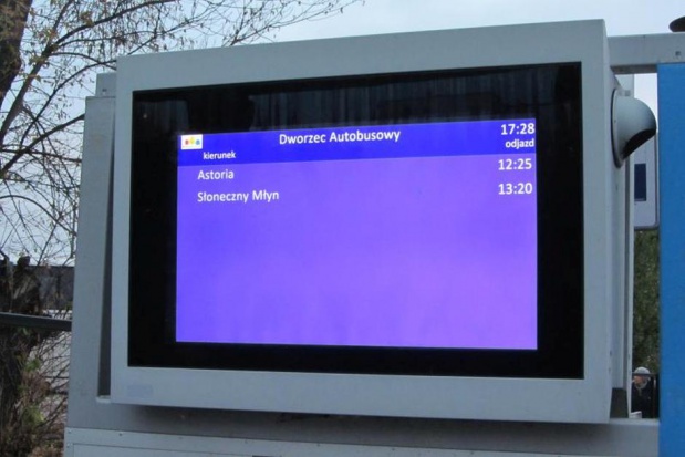 Elektroniczne tablice na przystankach w Bydgoszczy będą wyświetlały informacje o zagionionych osobach oraz ostrzeżenia pogodowe. Fot. www.komunikacja.bydgoszcz.pl Bydgoszcz: elektroniczne tablice pomogą w szukaniu zaginionych