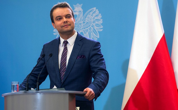 Na zdj. Rafał Bochenek, rzecznik prasowy rządu. Fot. Kancelaria Premiera/Flickr.com ( Public Domain Mark 1.0) Rzecznik rządu o decyzji ws. programu "Emeryt 500 plus"