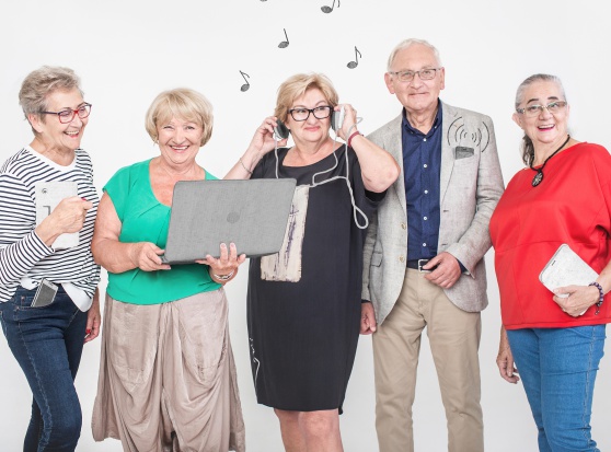 Osoby 60+ będa mogły wziąć udział w darmowych warsztatach kompetencji cyfrowych, które odbęda się w Warszawie. Fot. Fundacja Zaczyn Fundacja przybliży seniorom technologie cyfrowe. Rusza darmowy festiwal
