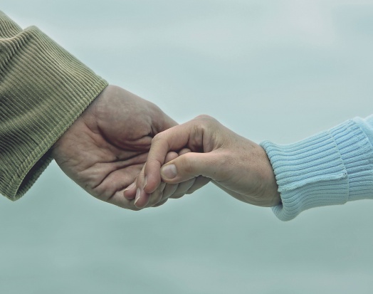 Dotyk bliskiej, współczującej osoby i związana z tym synchronizacja fal mózgowych obu partnerów może odgrywać pewną rolę w uśmierzaniu bólu. Fot. www.chorzow.eu Trzymanie się za ręce uśmierza ból? Tak twierdzą naukowcy